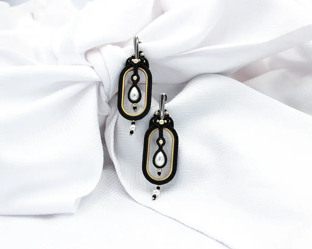 Klasyczne, eleganckie, czarne kolczyki z perłami ręcznie wyhaftowane na owalnej bazie w kolorze satynowego złota.