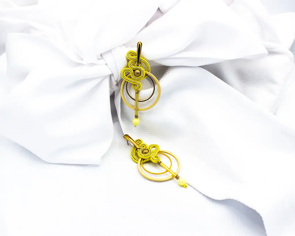Żółte, minimalistyczne kolczyki koła zwieńczone żółtą kryształową perłą